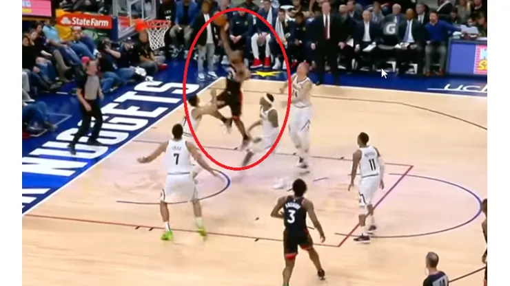 Kawhi Leonard se da media vuelta y la clava desde la línea de tiros libres