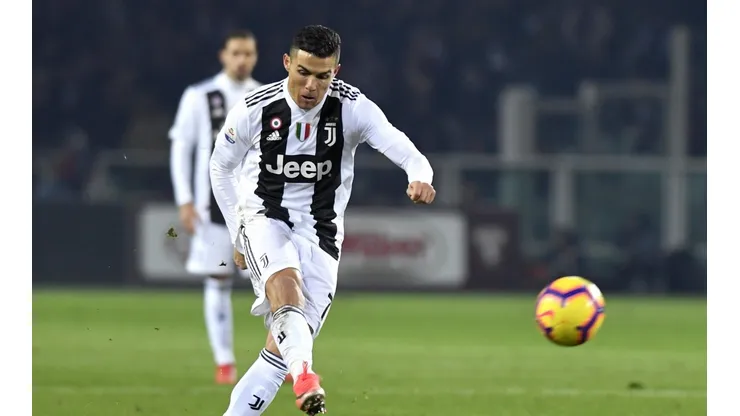 Cristiano Ronaldo ejecutando el penal del triunfo.
