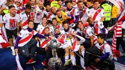 Los jugadores de River con la Copa Libertadores.