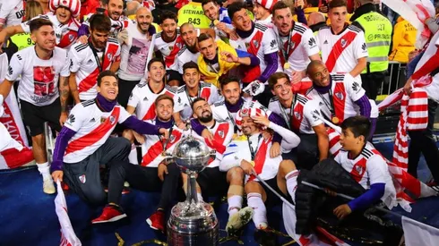 Los jugadores de River con la Copa Libertadores.