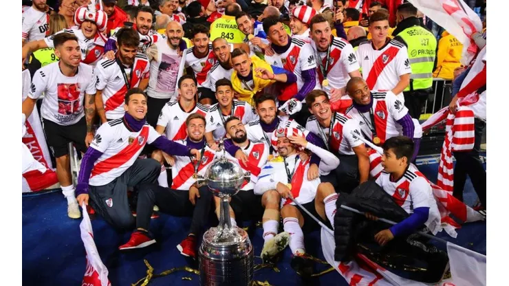 Los jugadores de River con la Copa Libertadores.