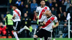 Javier Pinola ante Boca Juniors.