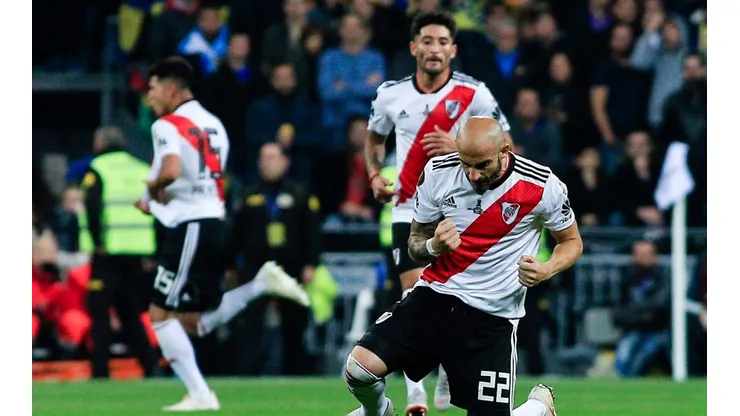 Javier Pinola ante Boca Juniors.