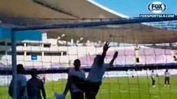 Gudiño y una patada para comprobar alturas.