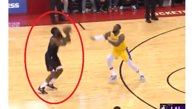 James Harden se burla de la marca de LeBron James con un triple imposible