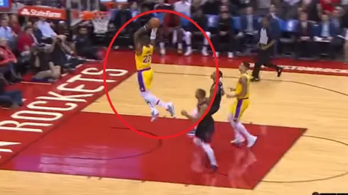 LeBron vuela de aro a aro para clavarla en la cara de los Houston Rockets
