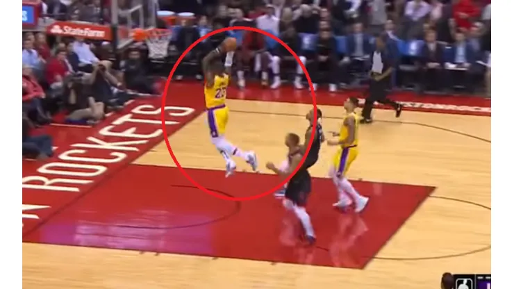 LeBron vuela de aro a aro para clavarla en la cara de los Houston Rockets