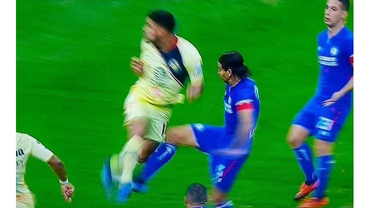 ¿Y el VAR? Penalazo no cobrado para América