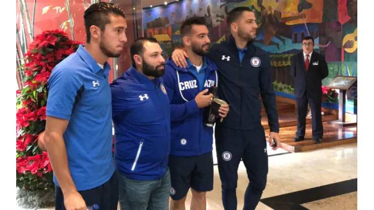 Aficionados de Cruz Azul despidieron al plantel que partió rumbo al Azteca