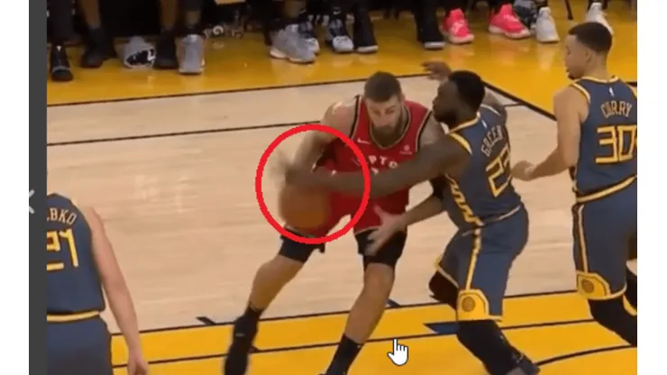Draymond Green lesiona a Jonas Valanciunas con un robo