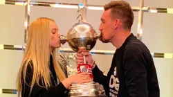 Armani y Daniela besando la Copa.