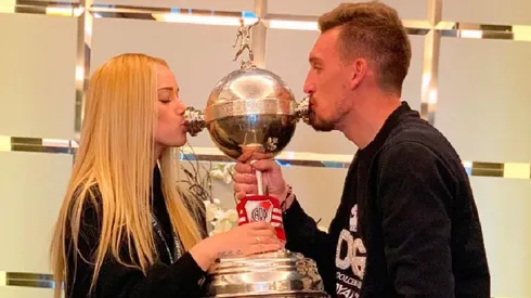 Armani y Daniela besando la Copa.