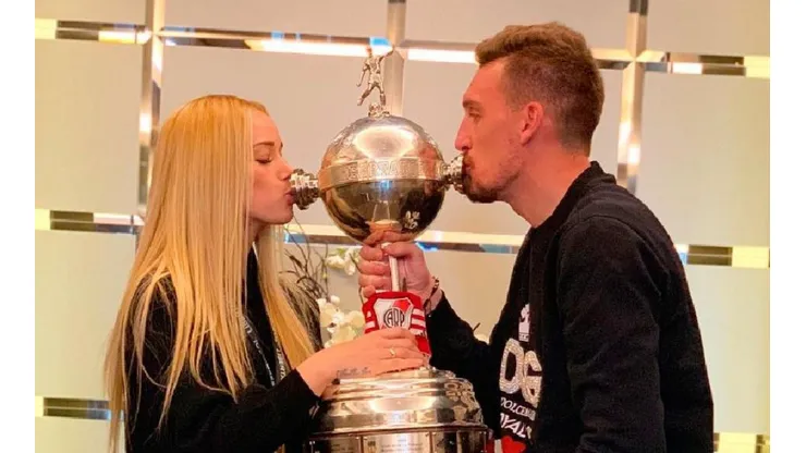 Armani y Daniela besando la Copa.