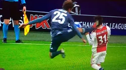 Patadón de Muller a Tagliafico.