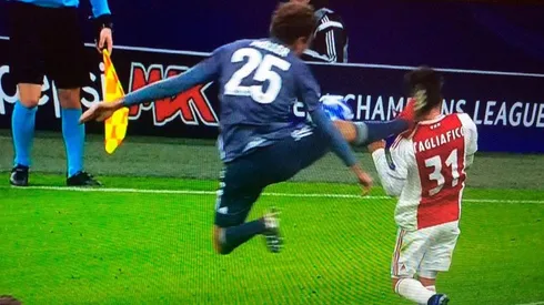 Patadón de Muller a Tagliafico.