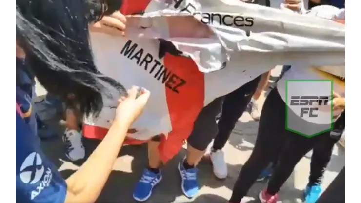 No aprendieron nada: los hinchas de Boca llevaron al Obelisco ¡una camiseta del Pity Martínez!