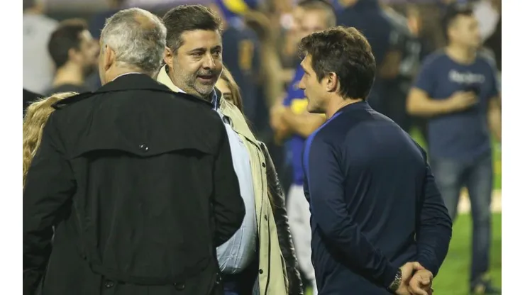 Guillermo y Angelici hablando en La Bombonera.