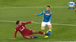 Duele solo de verla: la patada de van Dijk a Mertens digna de cárcel