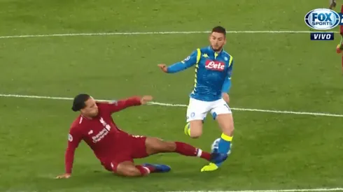 Duele solo de verla: la patada de van Dijk a Mertens digna de cárcel