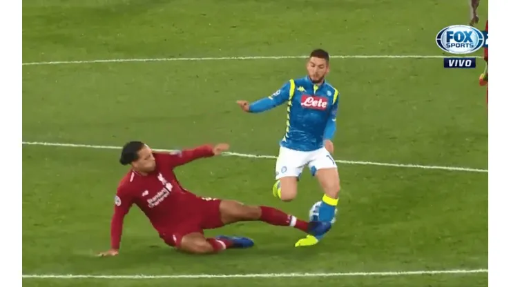Duele solo de verla: la patada de van Dijk a Mertens digna de cárcel