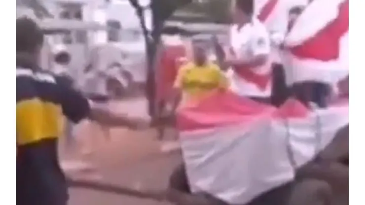 El insólito festejo con hinchas de Boca arrastrando en un carro a los de River que se hizo viral