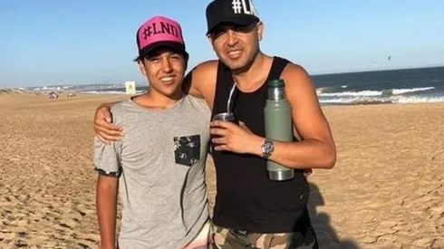 Agustín Riquelme junto a su padre.