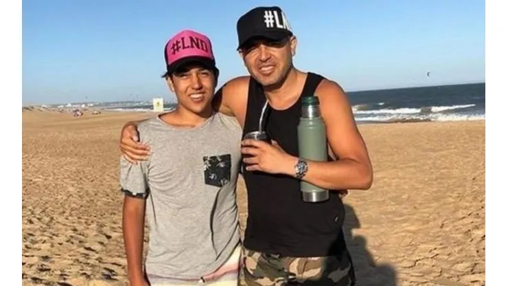 Agustín Riquelme junto a su padre.