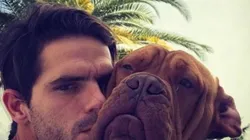 Fernando Gago junto a Aquiles, su perro.