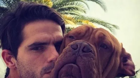 Fernando Gago junto a Aquiles, su perro.