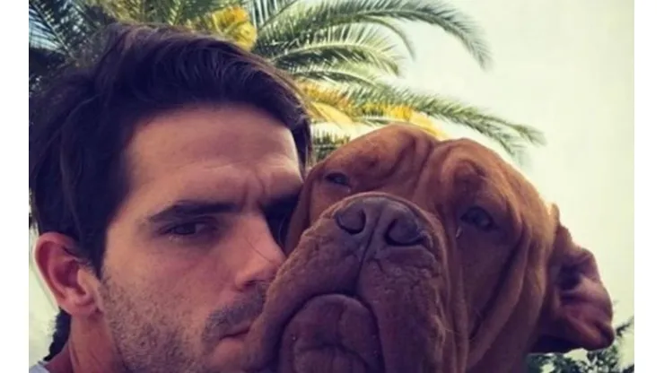 Fernando Gago junto a Aquiles, su perro.