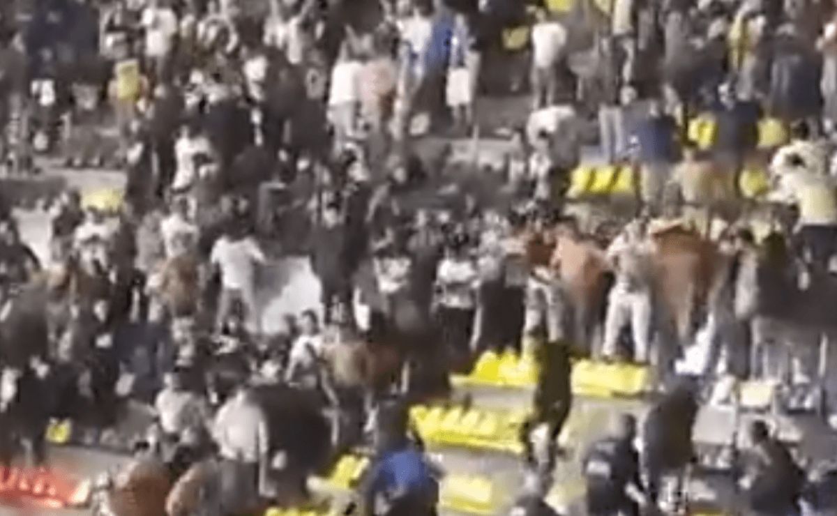 Clima caliente en las gradas del Azteca entre aficionados de América y ...
