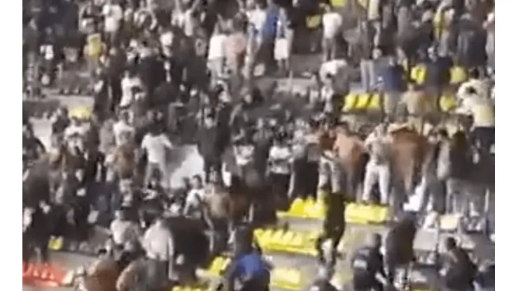 Clima caliente en las gradas del Azteca entre aficionados de América y Pumas