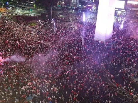El Obelisco se pintó de rojo y blanco: locura de los hinchas de River