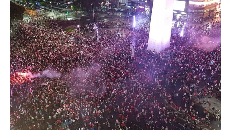 Foto de los hinchas de River en el Obelisco.