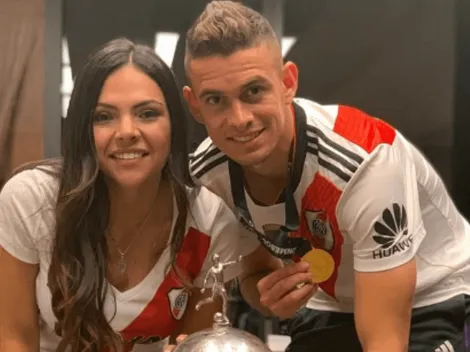 Santos Borré y su novia, a los besos delante de la Copa Libertadores