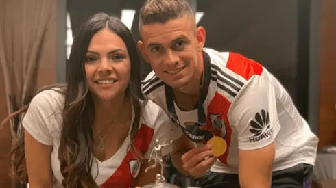 Santos Borré y su novia, a los besos delante de la Copa Libertadores
