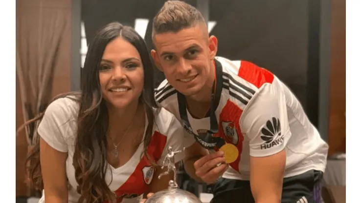 Santos Borré y su novia, a los besos delante de la Copa Libertadores