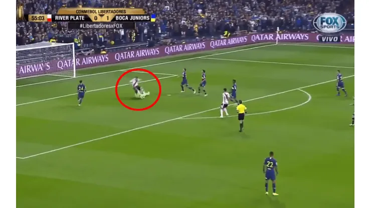 Foto de Lucas Pratto y el arquero de Boca.