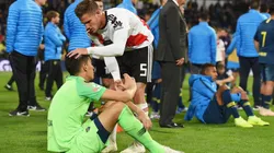 Foto de los jugadores de River consolando a los de Boca.