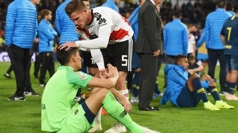 Foto de los jugadores de River consolando a los de Boca.