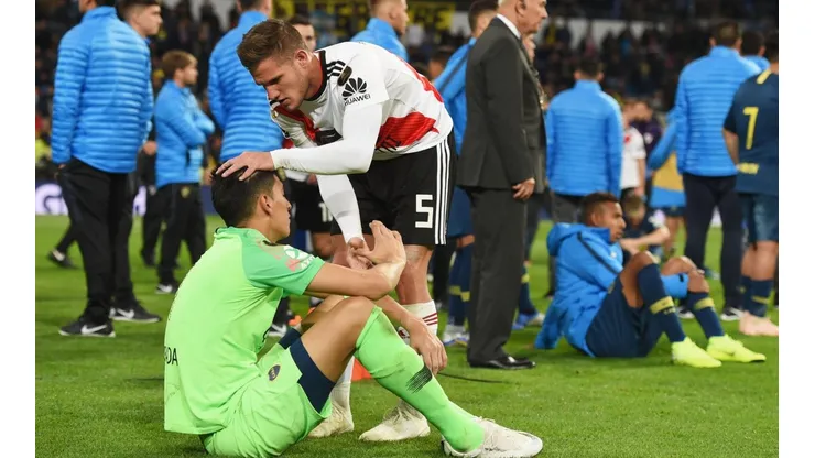 Foto de los jugadores de River consolando a los de Boca.