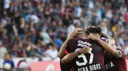 Todo Lanús festeja un nuevo triunfo.