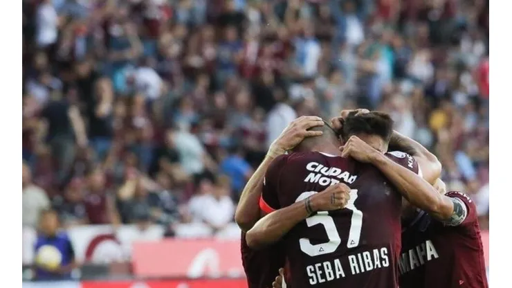 Todo Lanús festeja un nuevo triunfo.