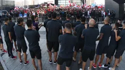Video: los hinchas de River hicieron banderazo en el hotel y los jugadores respondieron