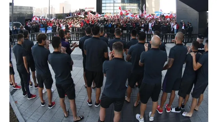 Video: los hinchas de River hicieron banderazo en el hotel y los jugadores respondieron