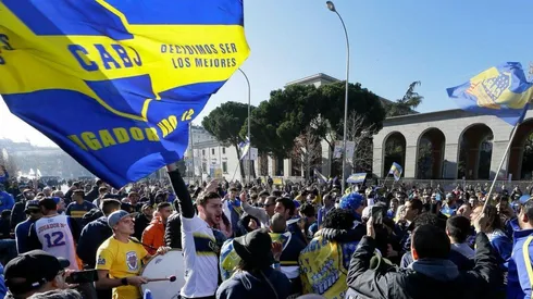 La hinchada de Boca alienta en Madrid