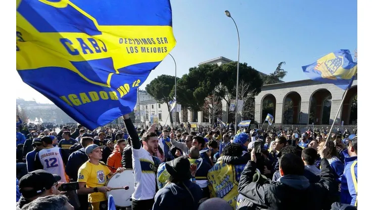 La hinchada de Boca alienta en Madrid