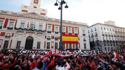 Miles de hinchas de River coparon el centro de Madrid en el banderazo