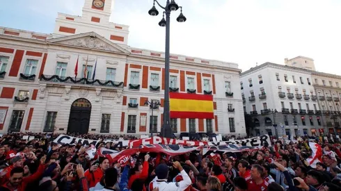 Miles de hinchas de River coparon el centro de Madrid en el banderazo