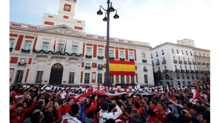 Miles de hinchas de River coparon el centro de Madrid en el banderazo